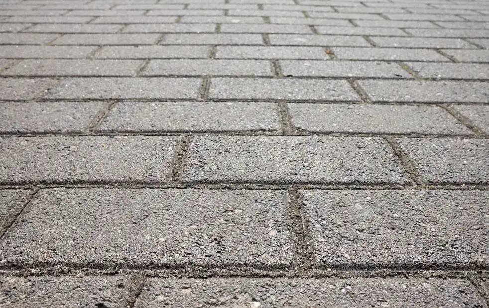 Pavimento de adoquín de hormigón gris en una zona peatonal
