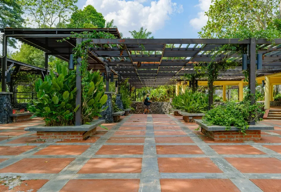 Pérgola de obra con pavimento de baldosa en una zona ajardinada en La Virgen del Camino