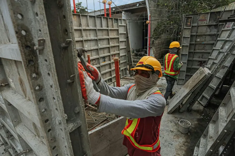 Encofrado metálico y armadura de acero preparados para hormigonar una cimentación