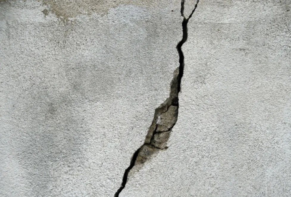 Grieta estructural en el muro de hormigón de una vivienda con asientos en La Bañeza