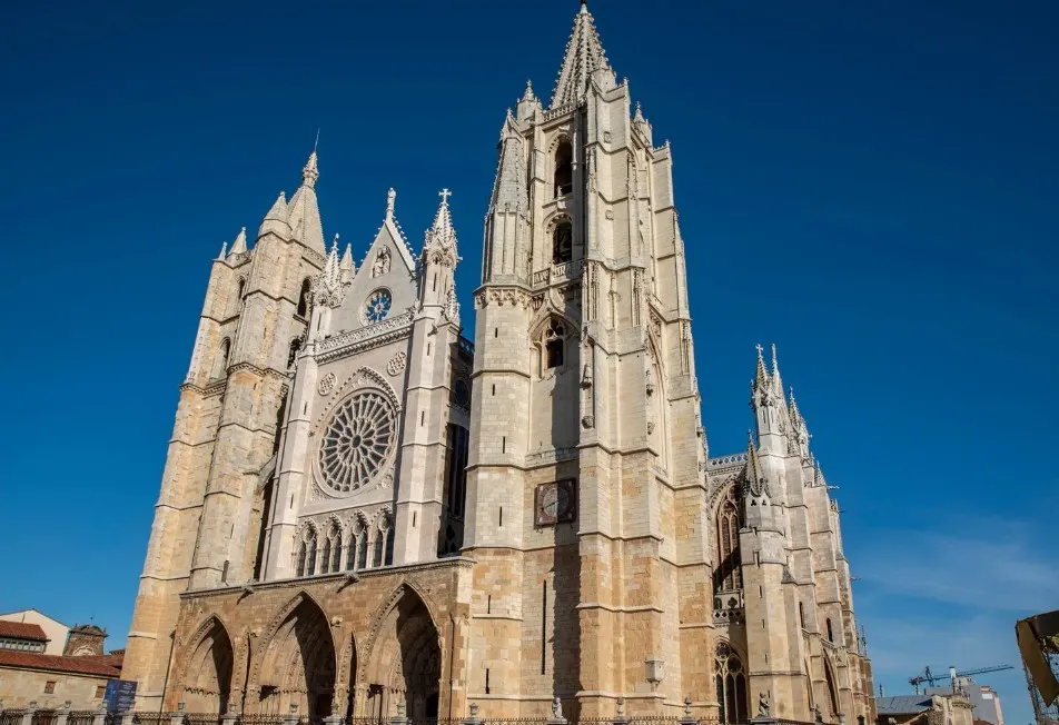 Fachada gótica de la Catedral de León bajo un cielo azul