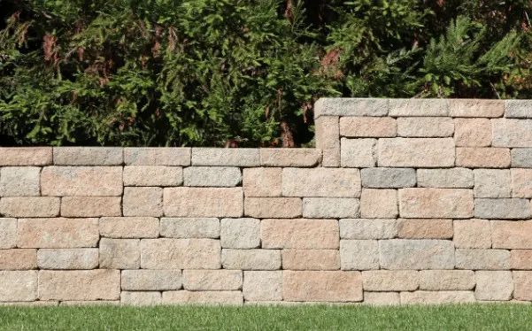 Muro de mampostería de bloque de piedra caliza construido en seco, cerramiento perimetral en León