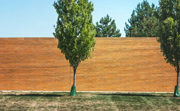 Fachada rehabilitada con revestimiento cerámico en tono terracota