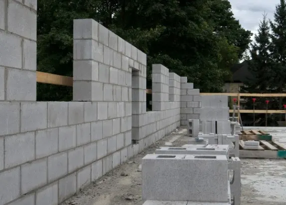 Muro de bloques de hormigón en construcción, obra nueva