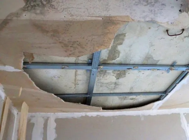 Estructura metálica de un techo vista durante una obra de forjado