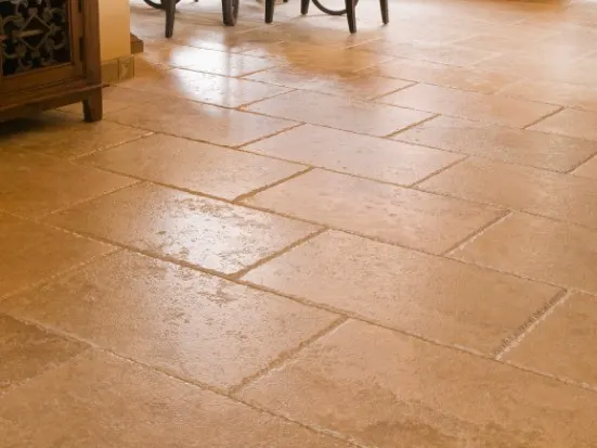 Suelo de baldosa cerámica en tono terracota terminado en una vivienda reformada