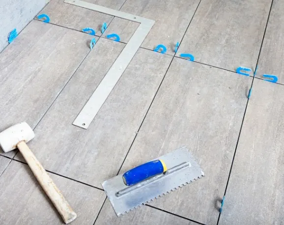 Suelo de gres porcelánico efecto madera colocado con crucetas niveladoras