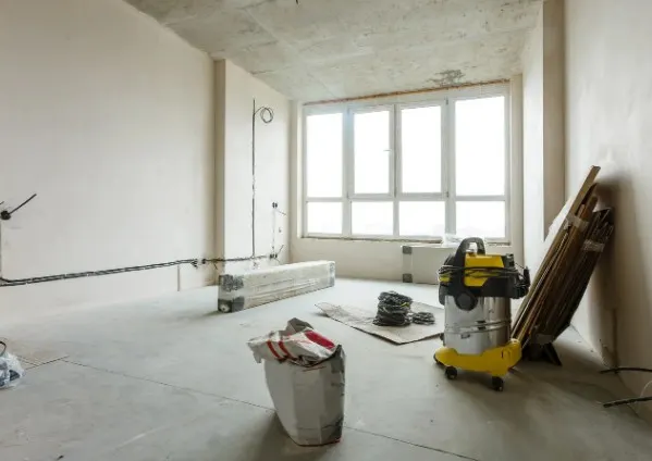 Habitación en plena reforma integral con paredes y techo enfoscados en León