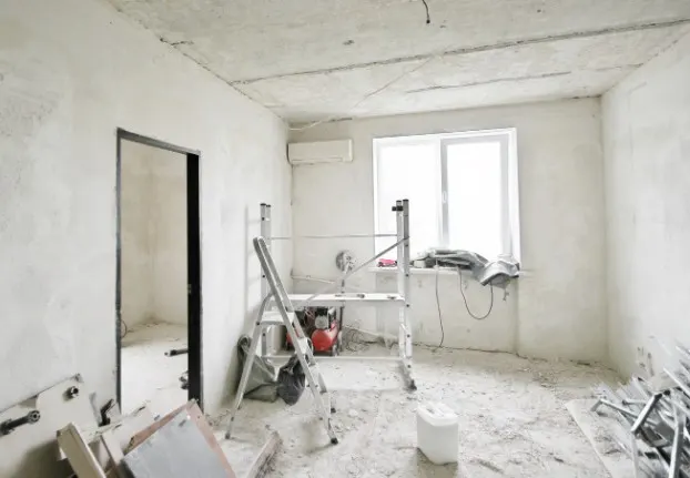 Habitación en obra recién enlucida con techo de pladur