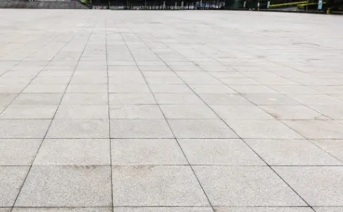 Pavimento exterior de losas de hormigón de gran formato en una zona peatonal