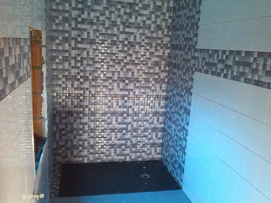 Ducha de obra alicatada con mosaico en la pared principal