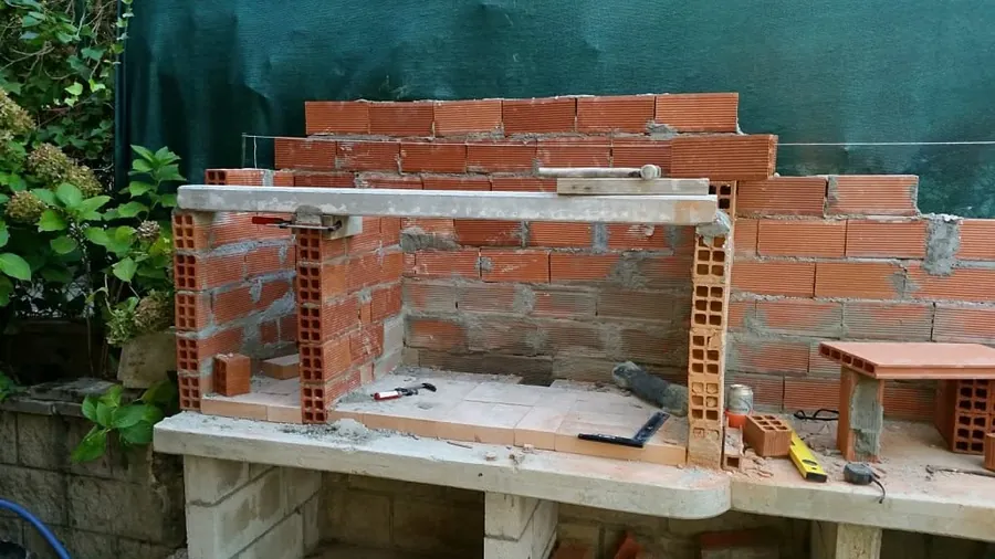 Barbacoa de obra en construcción con cuerpo de ladrillo y encimera