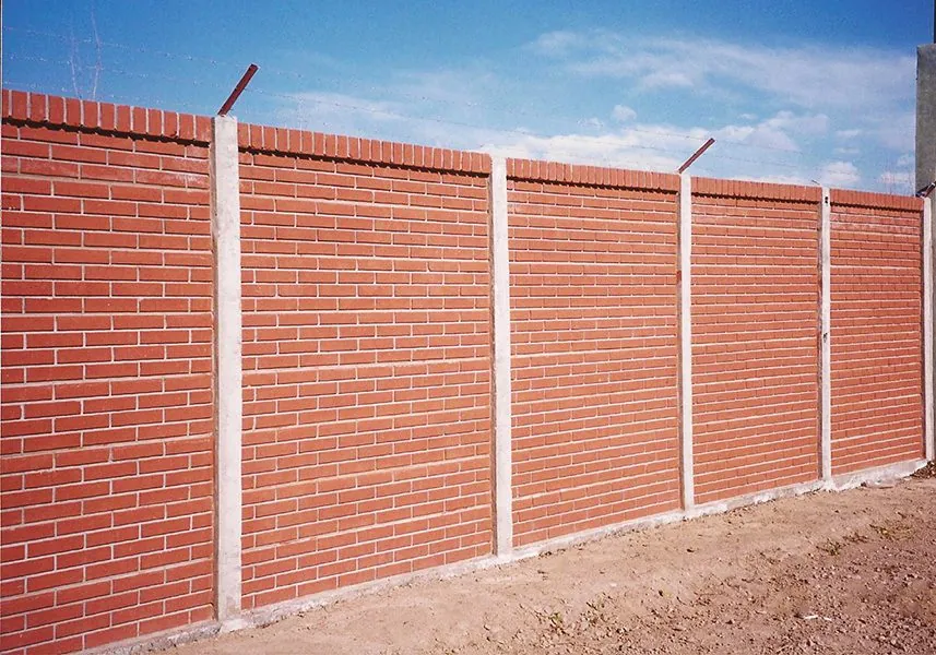 Muro perimetral de ladrillo cara vista en una parcela de Villaquilambre