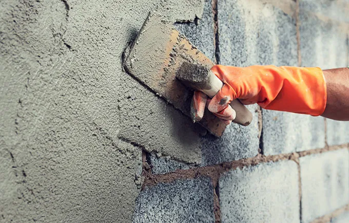 Enfoscado con llana sobre un muro de bloque de hormigón