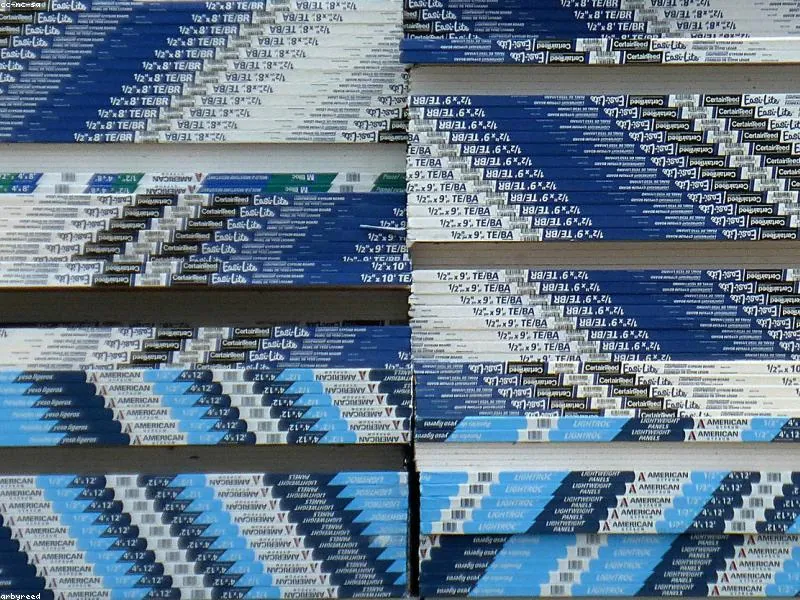 Acopio de placas de yeso laminado en obra antes de su instalación