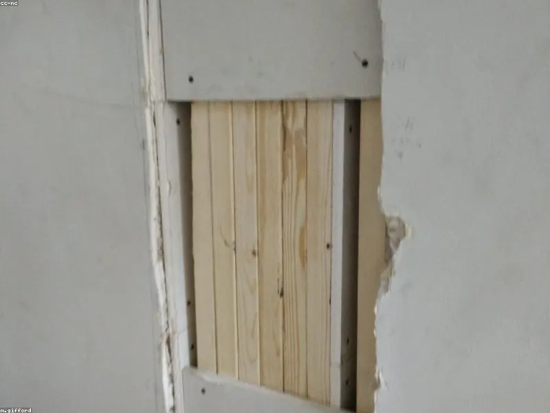 Refuerzo de madera dentro de un tabique de pladur para colgar cargas