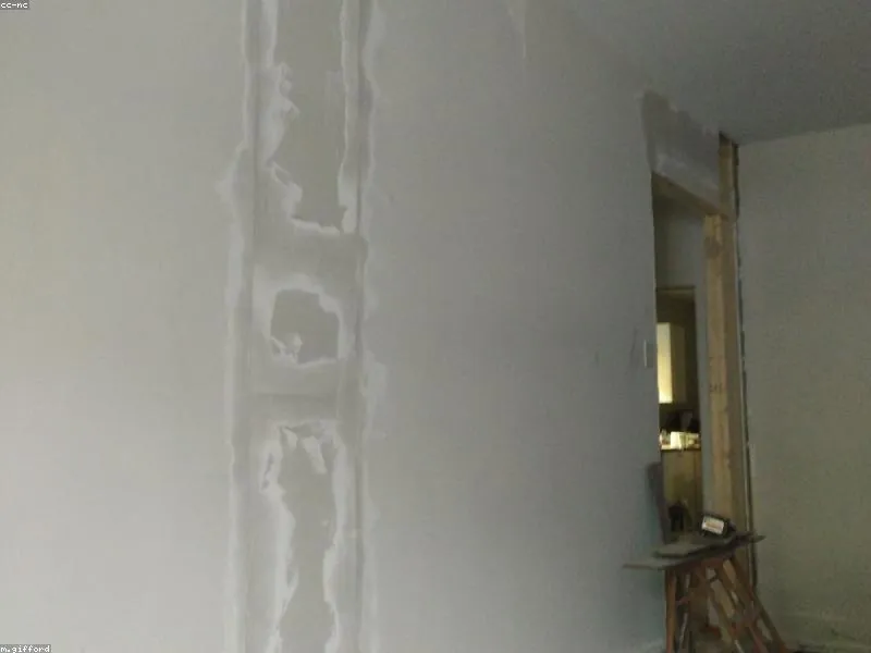 Juntas de placas de pladur encintadas y masilladas antes de pintar