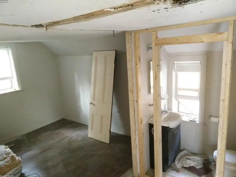 Tabiques de pladur con premarcos de puerta en una vivienda en obra