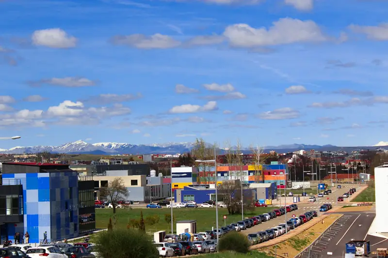 Edificios del Parque Tecnológico de León en Armunia con las montañas nevadas al fondo