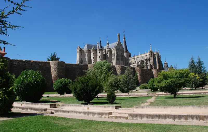 Muralla, Palacio Episcopal de Gaudí y catedral de Astorga vistos desde los jardines