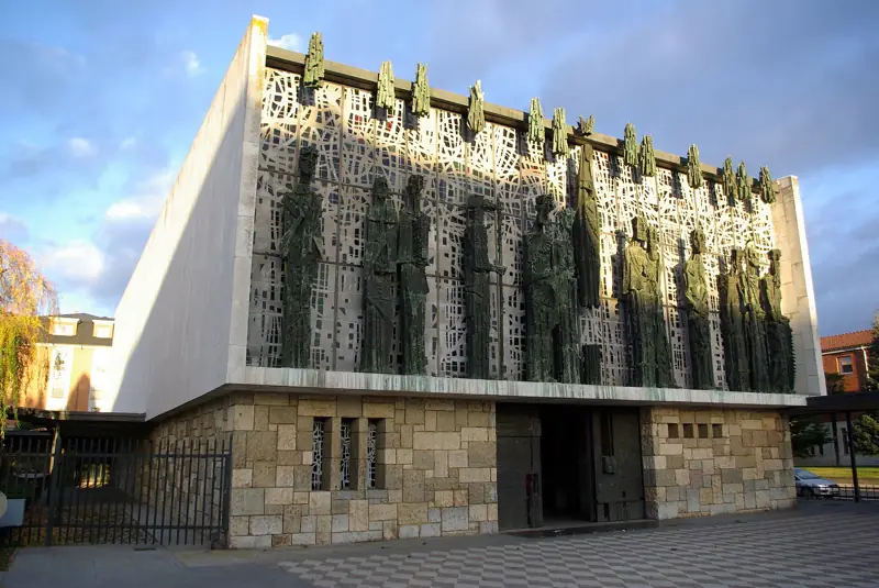 Fachada del santuario de La Virgen del Camino con las esculturas de bronce de Subirachs